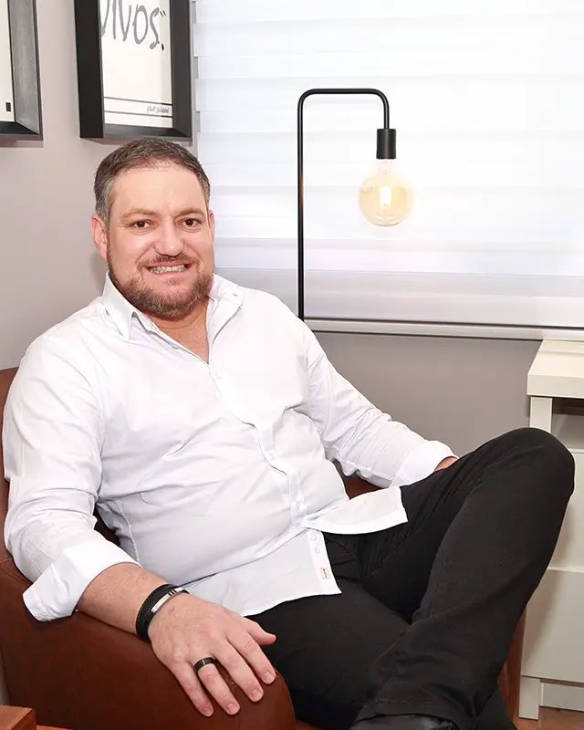 Dr. Candido J. Flauzino sentado em seu consultório